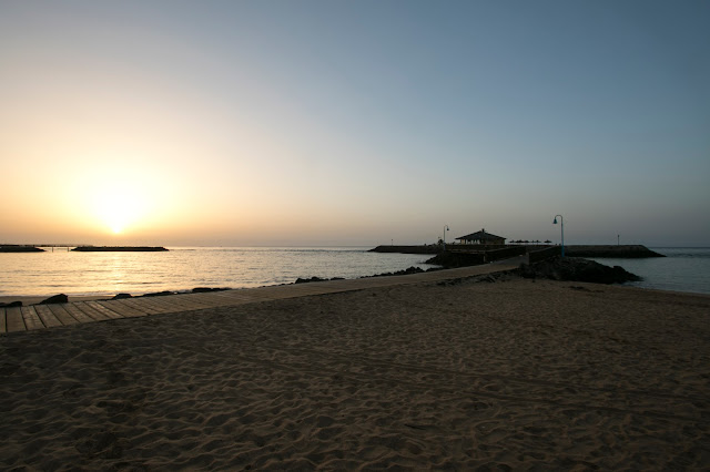 Alba sulla spiaggia di Caleta de Fuste a Fuerteventura