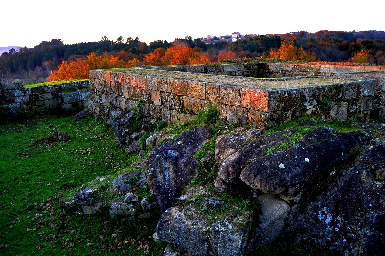 Guía de monumentos de un trotamundos stopover castillo da Peroxa