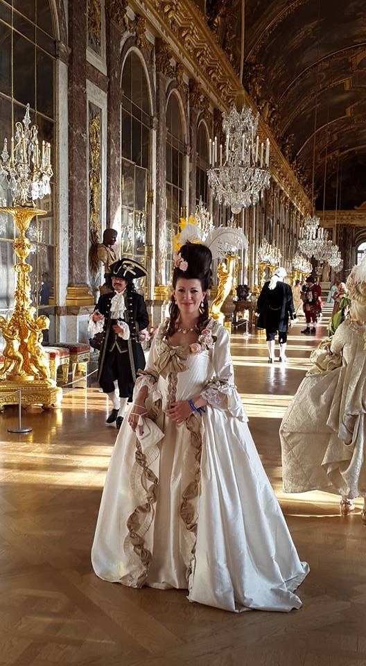 Мода версаль. Платье рококо Версаль. Версальские моды 17 века. Мода Версаль п2298. Версальский стиль в одежде.