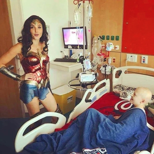 Gal Gadot visitó a niños con cáncer vestida de "Mujer Maravilla" Gal Gadot visitó a niños con cáncer vestida de "Mujer Maravilla"