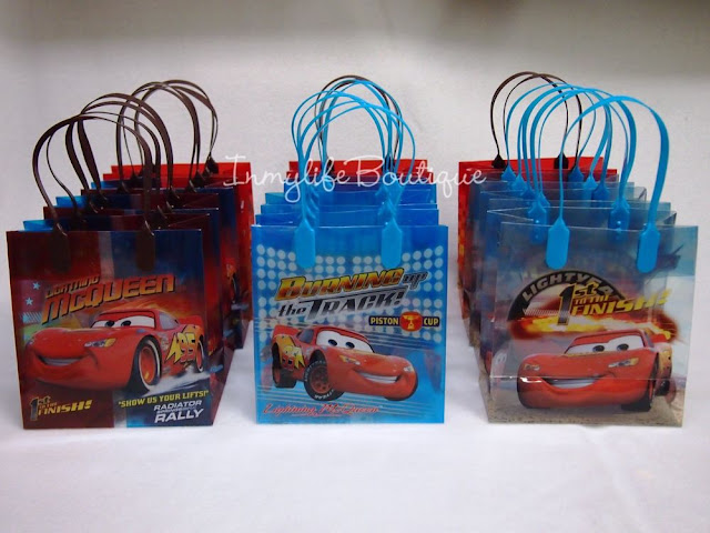 http://www.estou-crescendo.com/2016/08/festa-carros-da-disney-decoracao-para.html Festa Carros da Disney