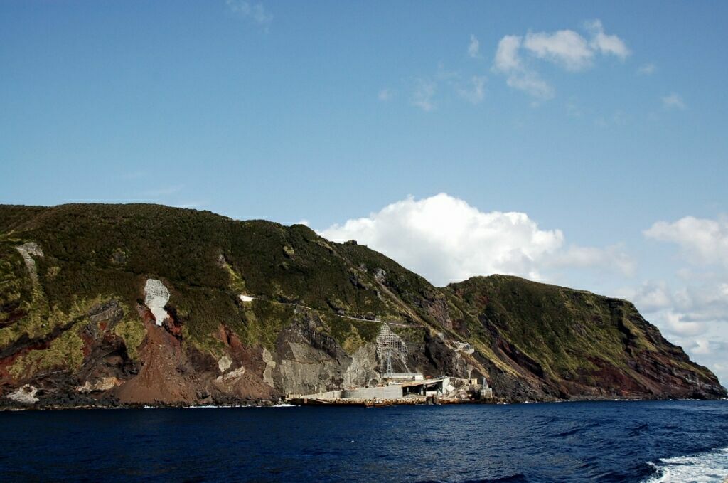 Inhabited island. Остров Аогашима, Япония. Вулкан Аогасима, Япония. Село Аогасима. Аогашима остров вулкан.