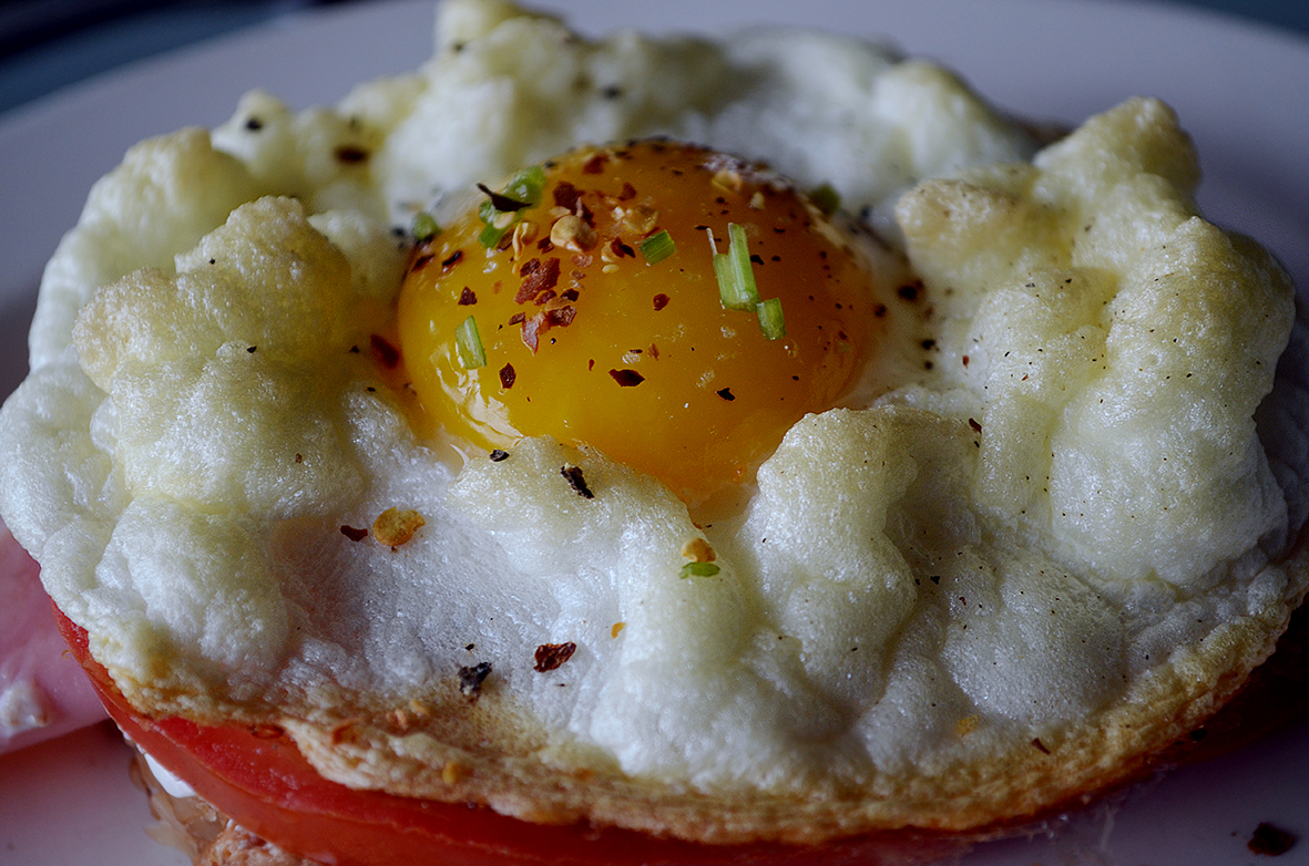 Cómo cocinar los famosos Huevos Nube. Receta saludable y fácil.