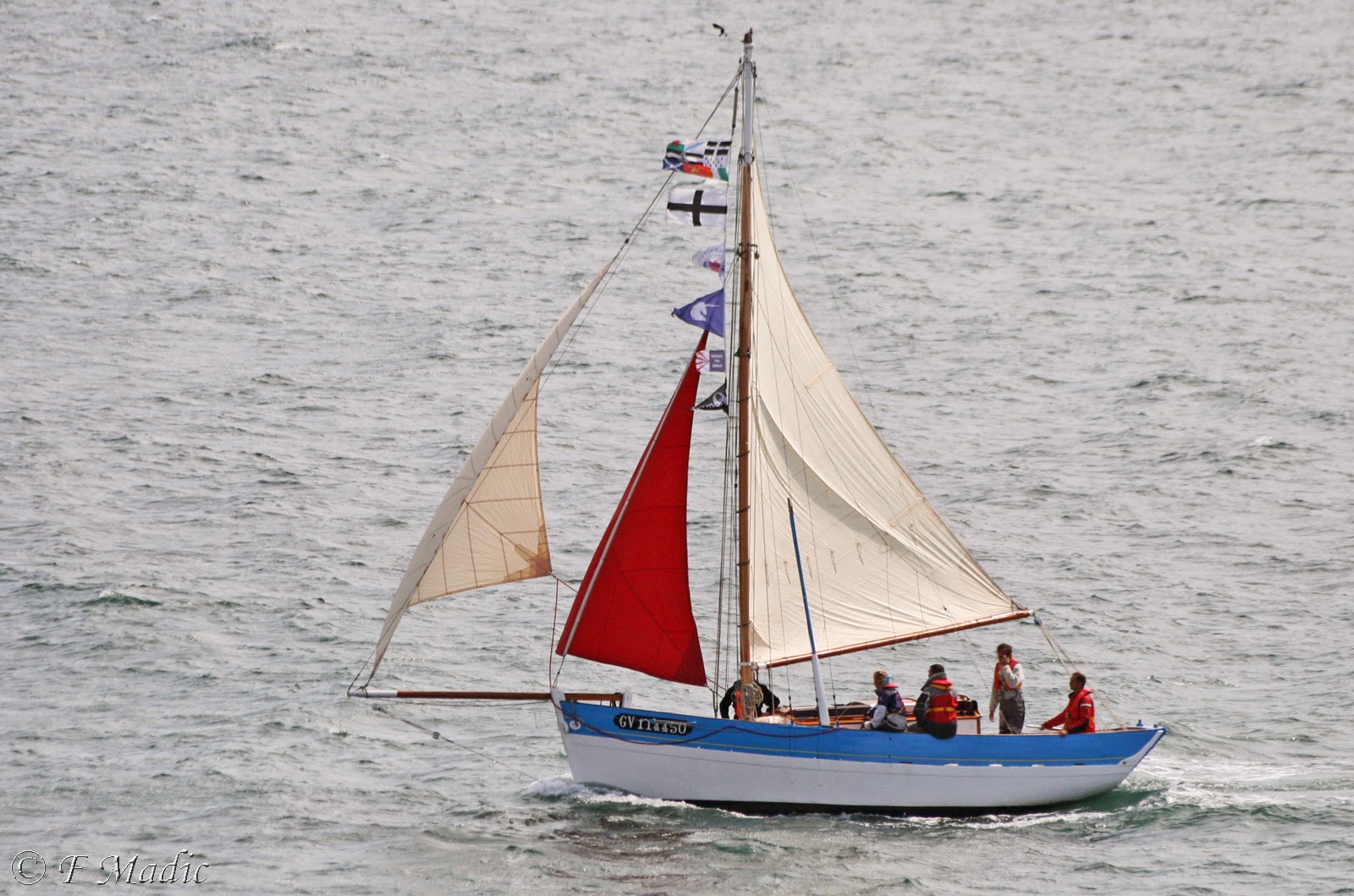 Voilier à un mât (voile aurique ou carrée) HOLL AVEL (GV114450)