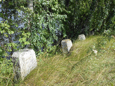Вытесанные из камня столбы на Пименовой плотине