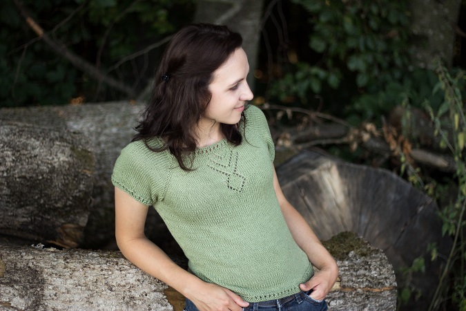 Von oben nach unten gestricktes Shirt mit Raglanschrägung und kurzen Ärmeln - gratis Anleitung von Garnstudio / dropsdesign
