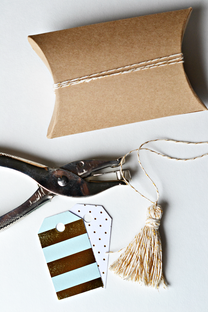 15 DIY Gift Wrapping Ideas Go Perfectly with Brown Kraft Paper - Design Swan