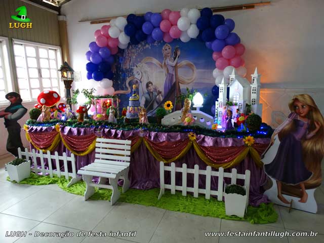 Mesa luxo de tecido - Decoração de aniversário feminino Os Enrolados Mesa luxo de tecido - Decoração Os Enrolados para festa de aniversário feminino