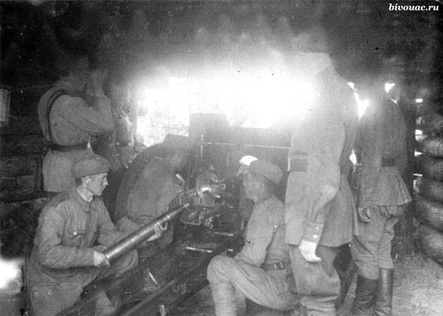 Расчет 76 мм полковой пушки образца 1927 года ведет из ДЗОТа огонь по противнику. Артиллерия Второй мировой войны, Немецкая артиллерия, Оружие, Полковая артиллерия, Советская артиллерия,