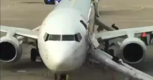 Κι άλλο τουρκικό αεροπλάνο έπιασε φωτιά: Πηδούσαν από τις τσουλήθρες εκκένωσης για να σωθούν (βίντεο) Κι άλλο τουρκικό αεροπλάνο έπιασε φωτιά: Πηδούσαν από τις τσουλήθρες εκκένωσης για να σωθούν (βίντεο)