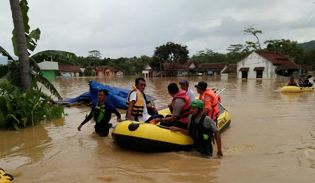 Polisi Bantu Warga Bersihkan Lumpur Pasca Banjir Bandang di Tasikmalaya Polisi Bantu Warga Bersihkan Lumpur Pasca Banjir Bandang di Tasikmalaya