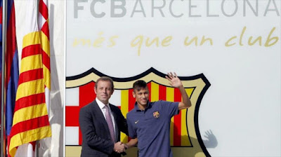  Neymar junto al expresidente Sandro Rosell durante su presentación en Barcelona.