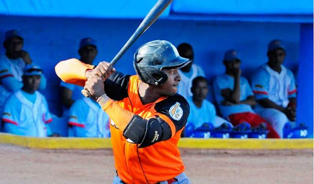 Alexander Ayala, y para demostrar que es el clásico tercer hombre de ese equipo, disparo dos imparables e impulso una carrera Alexander Ayala, y para demostrar que es el clásico tercer hombre de ese equipo, disparo dos imparables e impulso una carrera