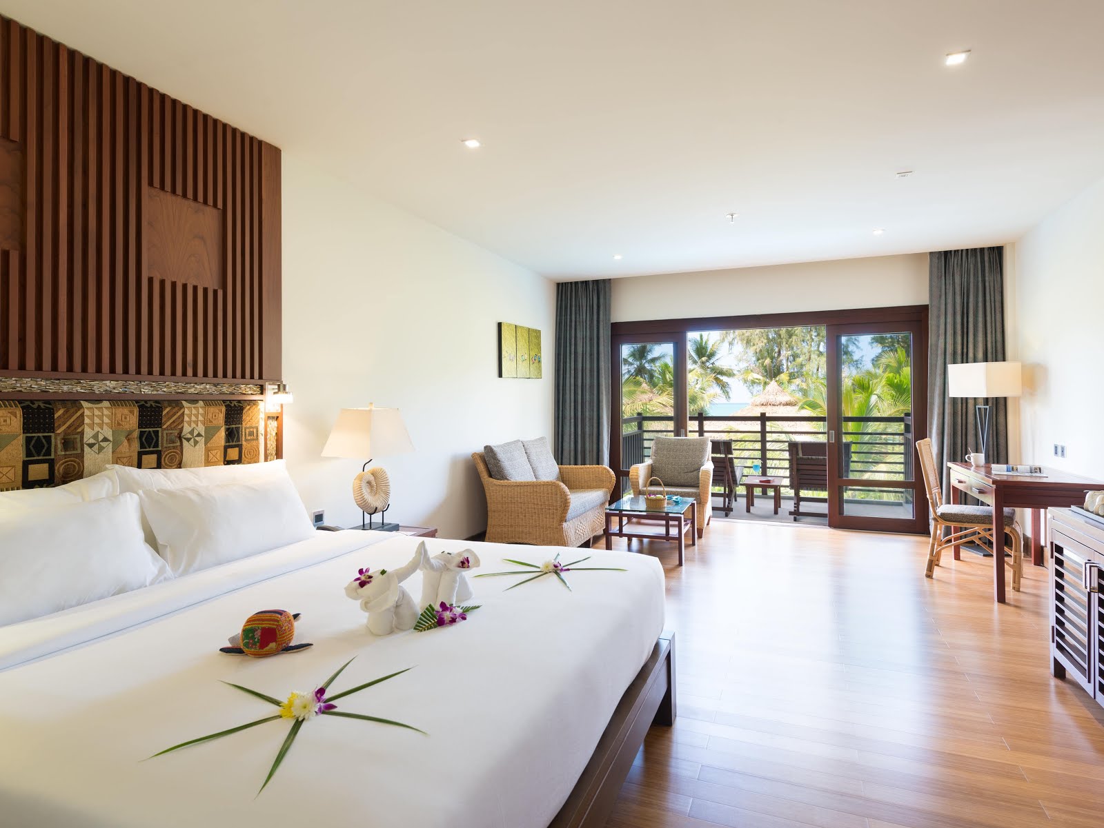 10 ที่พักพังงาติดทะเลสวยๆ ราคาถูก วิวหลักล้าน