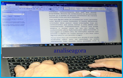 A imagem mostra alguém digitando um texto no computador/notebook para um trabalho da universidade ou de um blog e etc. Falar é simples, agora para escrever no papel, ou digitar na tela em branco do computador, sobre alguns assuntos ou um tema especifico, de forma correta, como manda as regras gramaticais, do português brasileiro, não é tão simples assim, como muitos imaginam ser.