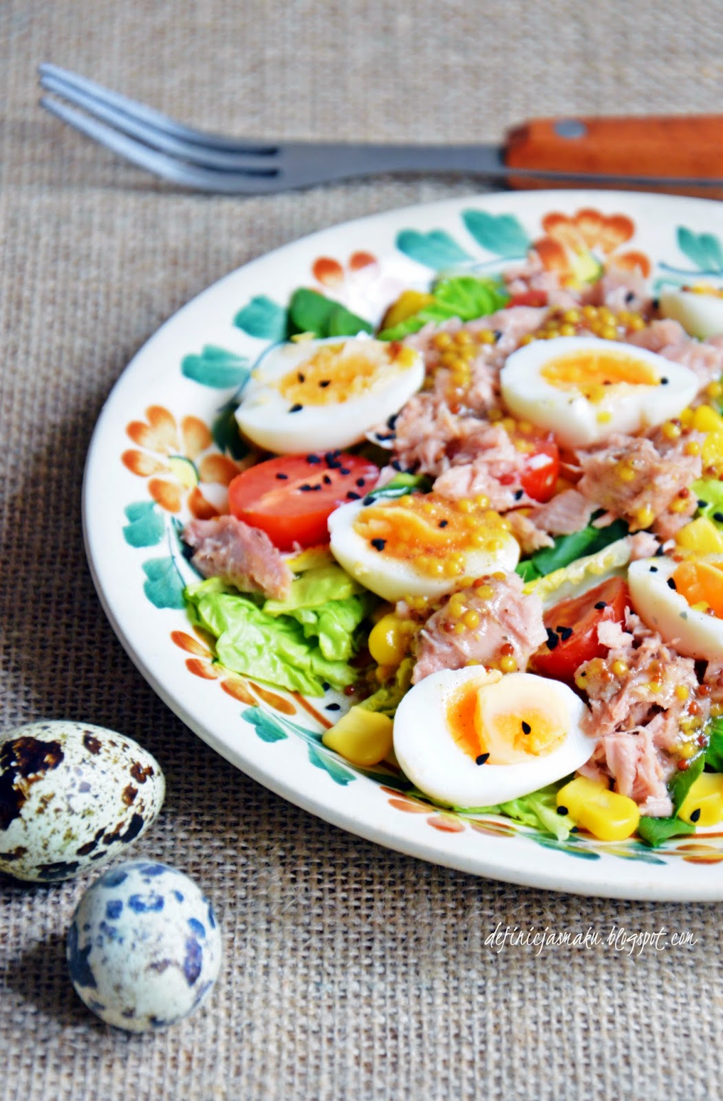 Sałatka z tuńczykiem, jajkami przepiórczymi i