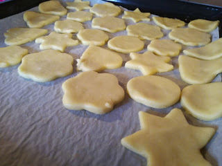 Biscotti di pasta frolla sulla teglia Teglia con biscotti