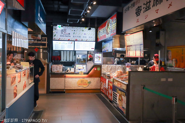 台中北區一中街愛廣場I PLAZA主題商場，各種美食小吃飲料可選擇