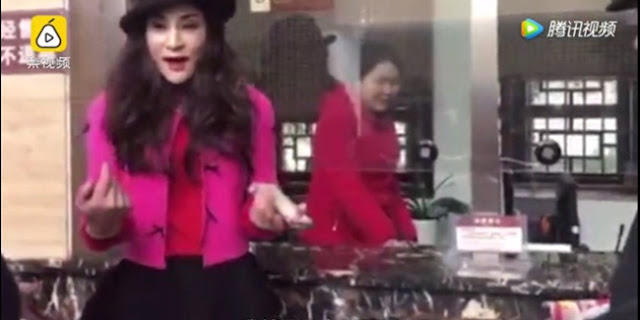 Pria Ini Menyamar Menjadi Wanita dan Pergi ke Bioskop, Alasannya Sungguh Tak Terduga! Pria Ini Menyamar Menjadi Wanita dan Pergi ke Bioskop, Alasannya Sungguh Tak Terduga!