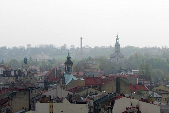 Cieszyn. Z lewej widać wieżę ratuszową na Rynku, bliżej środka Kościół pw. św. Marii Magdaleny, a z prawej strzelistą wieżę ewangelicko-augsburskiego Kościoła Jezusowego.