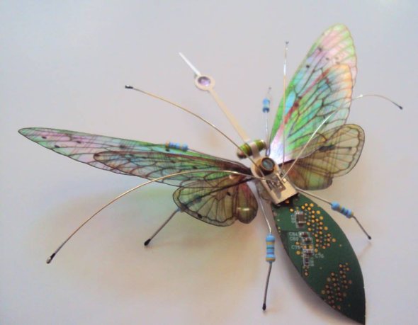 As esculturas de insetos feitos de peças de computador recicladas de Julie Alice Chappell Julie Alice Chappell esculturas insetos mecânicos circuitos computador lixo reciclado metal videogame cores asas borboletas mosquitos