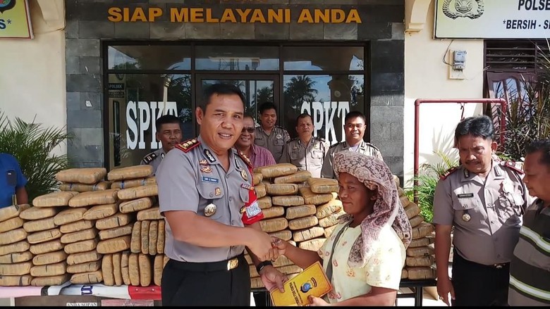 Petani Ini Temukan 209 Kg Ganja Tak Bertuan di Pinggir Jalan, Pemiliknya Pasti Dag dig dug Petani Ini Temukan 209 Kg Ganja Tak Bertuan di Pinggir Jalan, Pemiliknya Pasti Dag dig dug