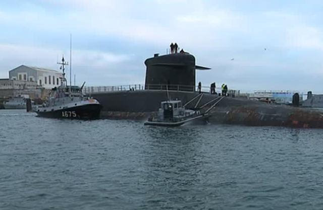 Cinco submarinos nucleares franceses serán desguazados a partir de este año. Remolque-submarino-nuclear-francia