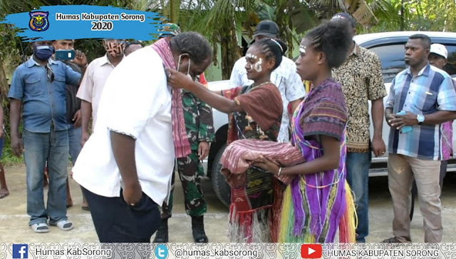 Johny Kamuru Ajak Warga Maknon Syukuri Kelancaran Pembangunan Jalan Malawor-Batu Lubang Johny Kamuru Ajak Warga Maknon Syukuri Kelancaran Pembangunan Jalan Malawor-Batu Lubang