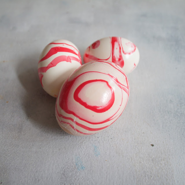 Kraslice malované lakem na nehty, velikonoční vajíčka, zdobení lakem na nehty