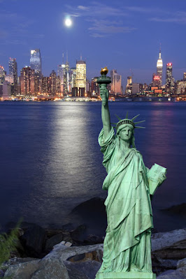 Paisaje de la ciudad de Nueva York en la noche (incluye la majestuosa Estatua de la Libertad)