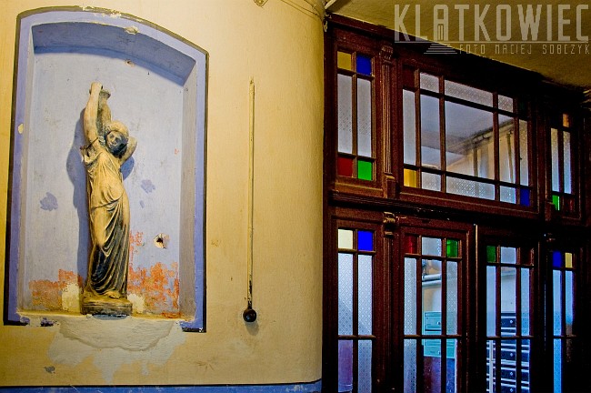 Toruń: klatka schodowa z rzeźbą z kobietą niosącą dzban