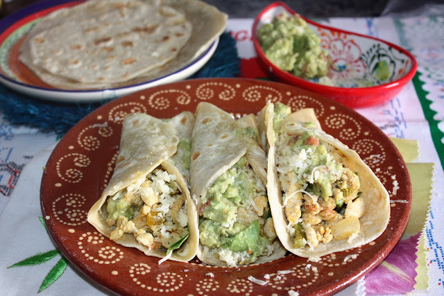 tortillas de trigo caseras y unos ricos tacos de pollo y guacamole