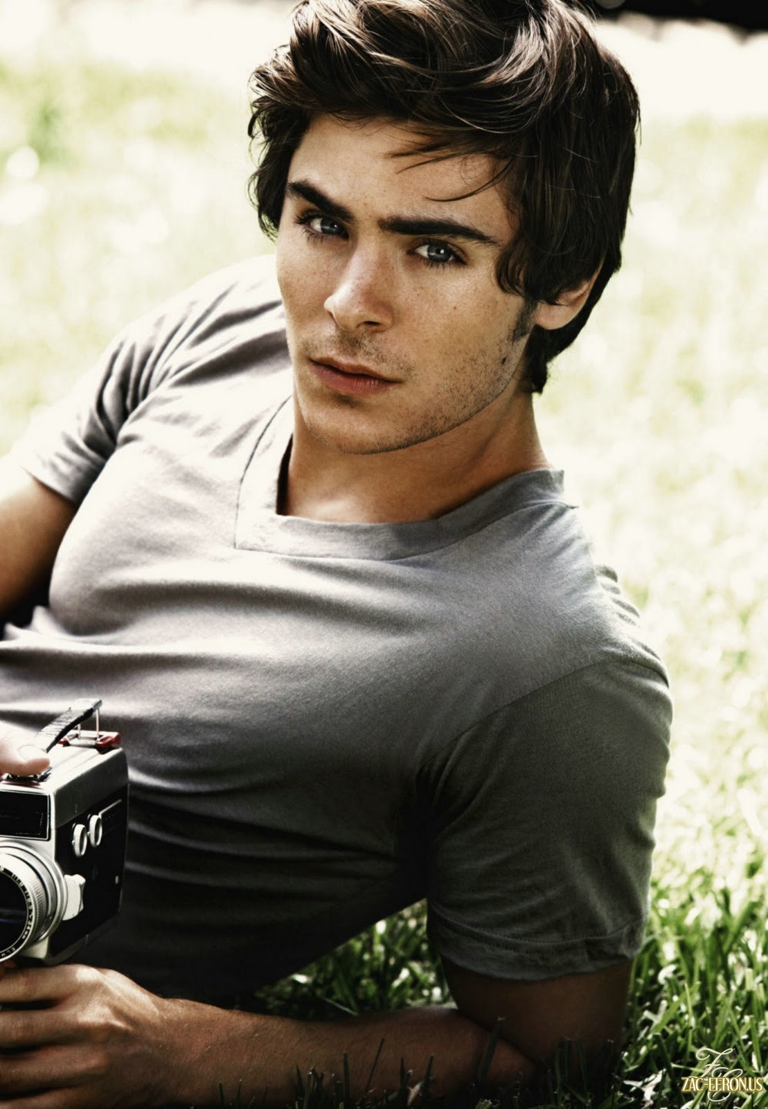 http://4.bp.blogspot.com/-6epVmNuT0fI/Tpxk6wb4ErI/AAAAAAAAHuU/pMKGFixbdYU/s1600/Zac+Efron+08.jpg