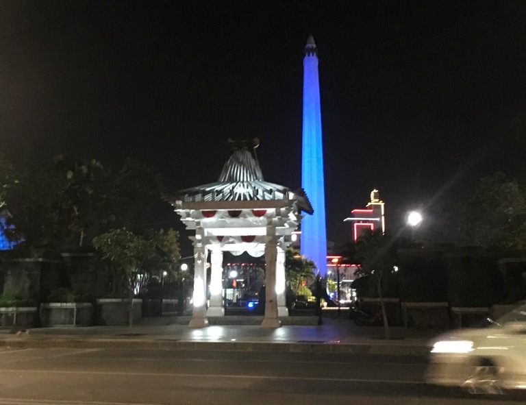 SEJENAK DI TUGU PAHLAWAN MALAM HARI