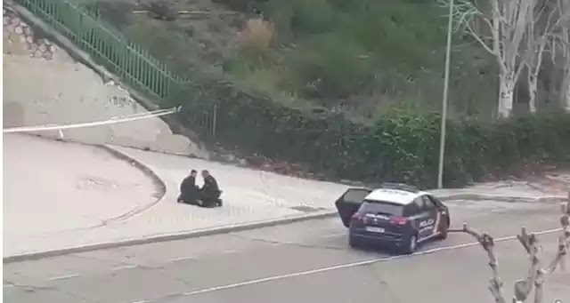 Βίντεο: Η στιγμή που η αστυνομία της Ισπανίας συλλαμβάνει γυναίκα που έτρεχε !! Βίντεο: Η στιγμή που η αστυνομία της Ισπανίας συλλαμβάνει γυναίκα που έτρεχε !!
