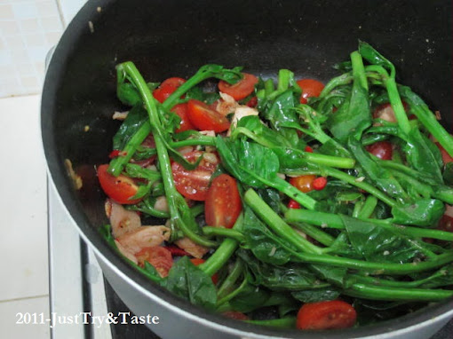 Linguini dengan Bayam Jepang, Tomat Cherry & Dada Ayam