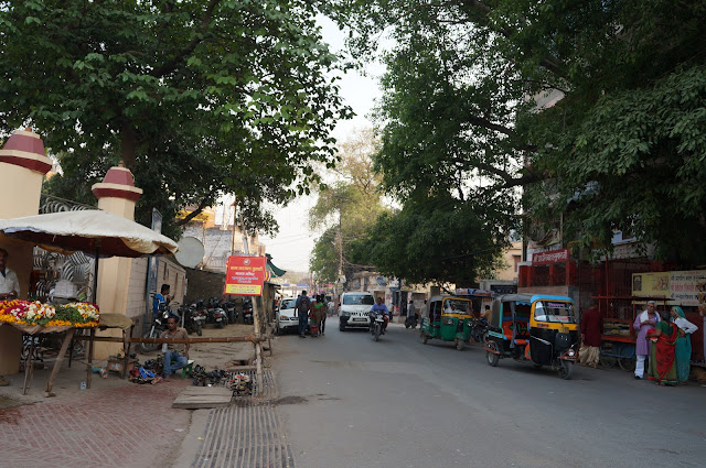 Jalan menuju di Tulsi Manas Mandir Jalan menuju di Tulsi Manas Mandir
