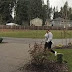 Une femme vole un colis devant une maison, mais ça va très mal se terminer pour elle!