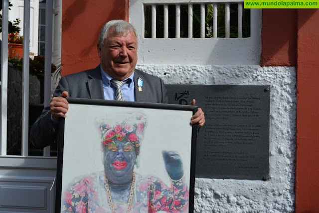 Víctor Lorenzo Díaz Molina, ‘Sosó’, recibe la Insignia de Oro de Santa Cruz de La Palma por su encarnación de la Negra Tomasa