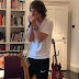 Em vídeo, Mick Jagger surge tocando gaita em cima de 'músicas novas'