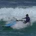 Joe Jonas lucha por montar las olas en la playa Bondi de Australia