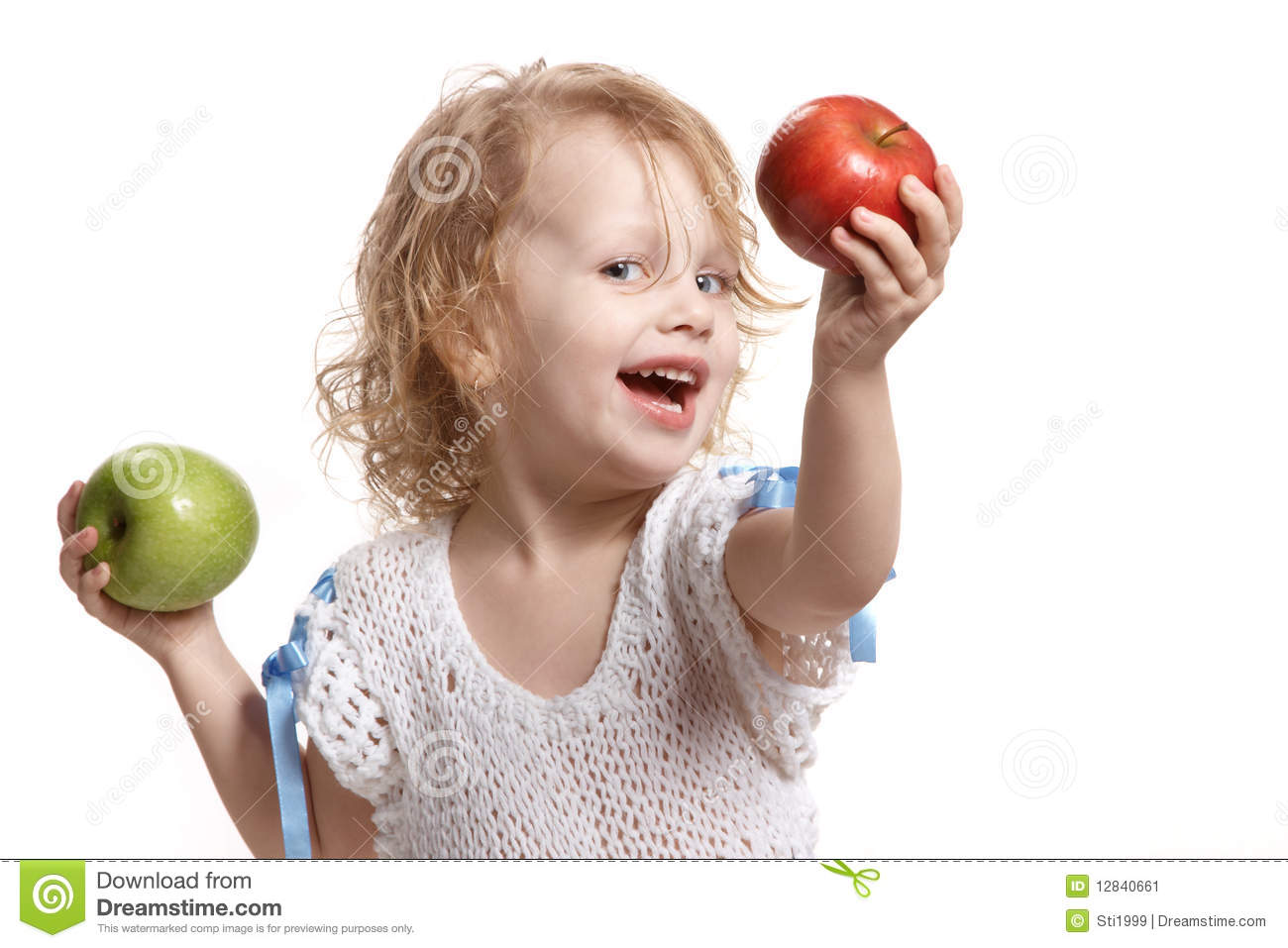 Мама ест яблоко. Мальчик с яблоком в руках. Девочка с яблоками. Яблоко для детей. Яблоко в руках ребенка.