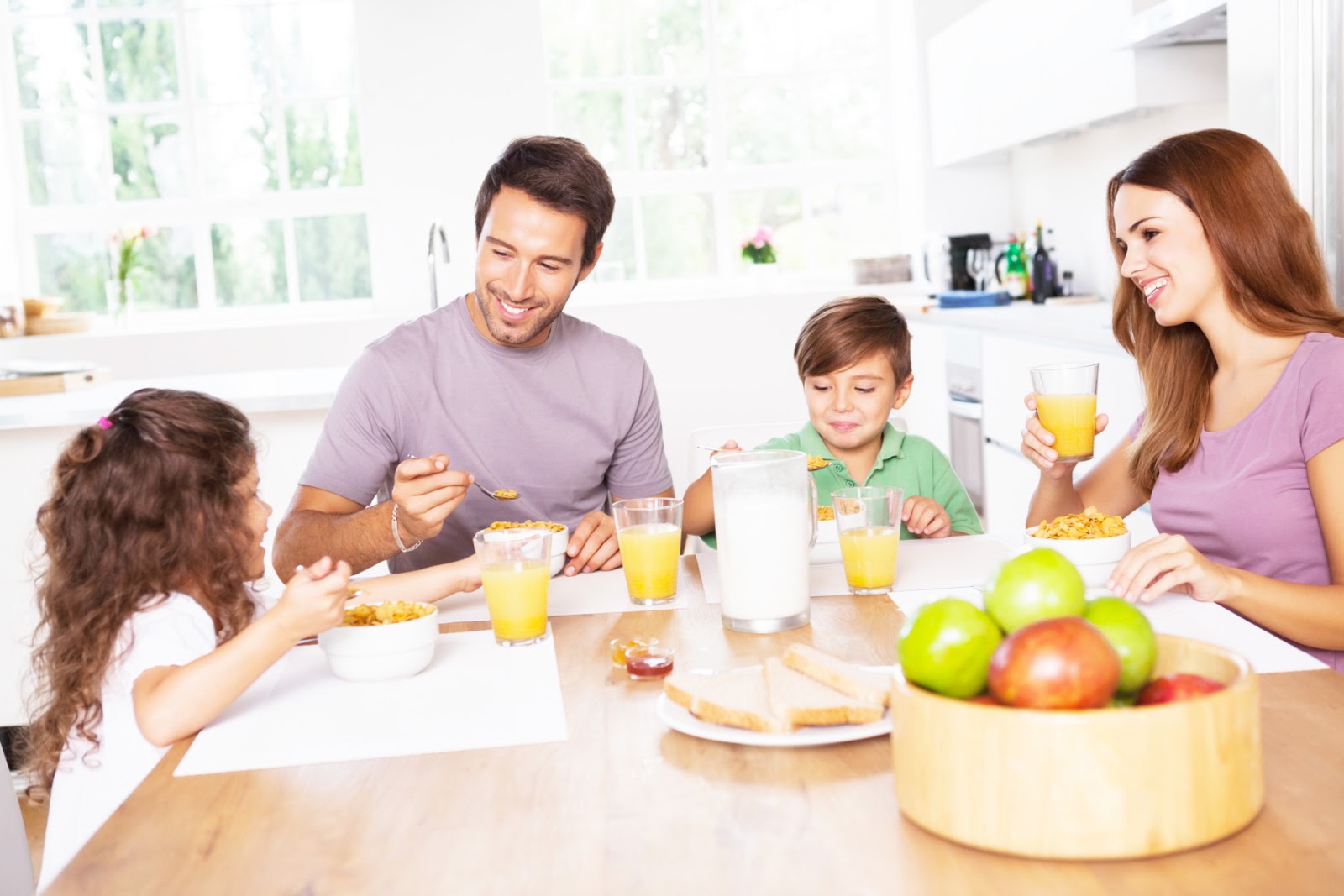 Читаем смотрим едим. Семейный завтрак. Семья завтракает. Семья завтракает за столом. Счастливая семья завтрак.