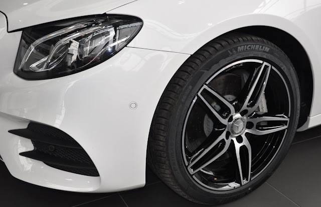 Mâm xe Mercedes E300 AMG Mercedes E300 AMG sử dụng Mâm xe thể thao lớn 19 Inch