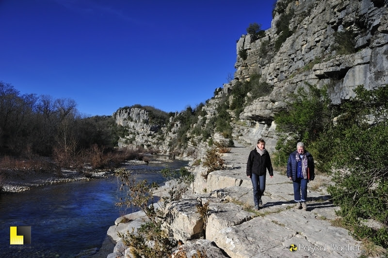 valérie et félicienne blachier marche le long de la rivière en direction de labeaume photo Pascal Blachier
