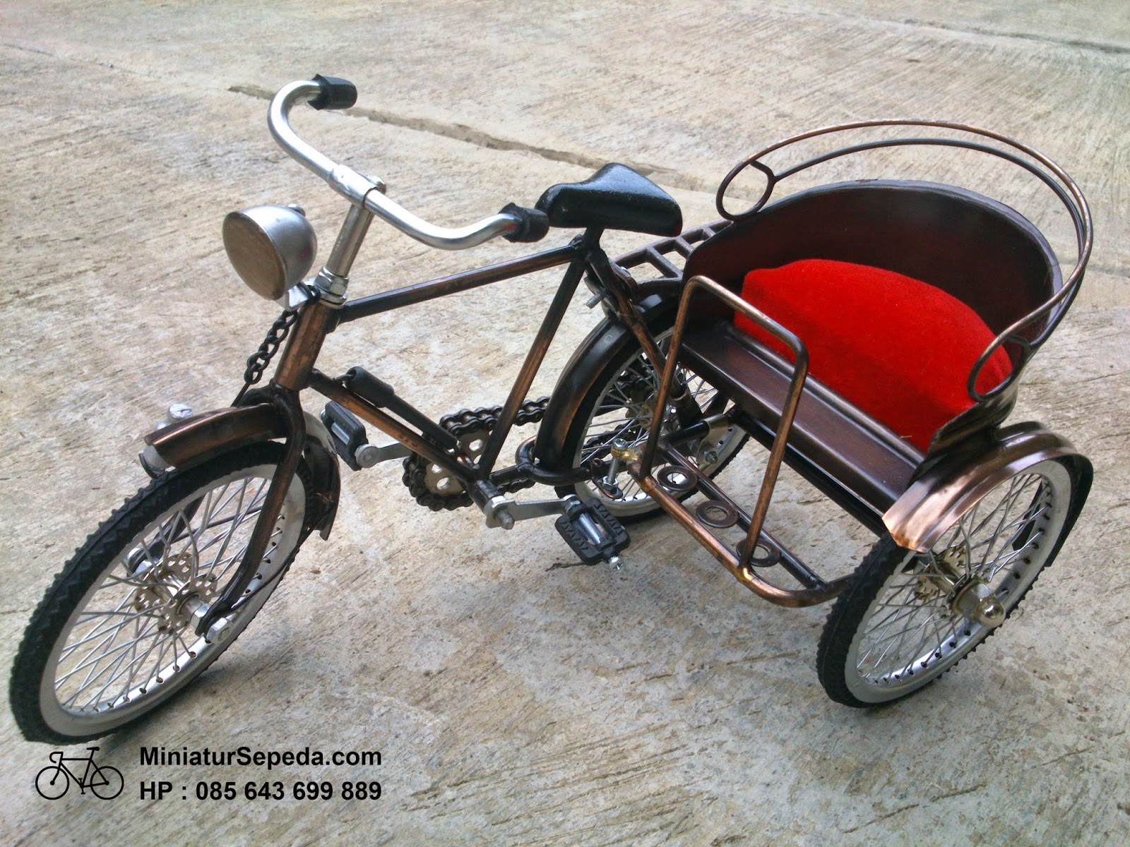 Miniatur Becak Logam Miniatur Becak Logam