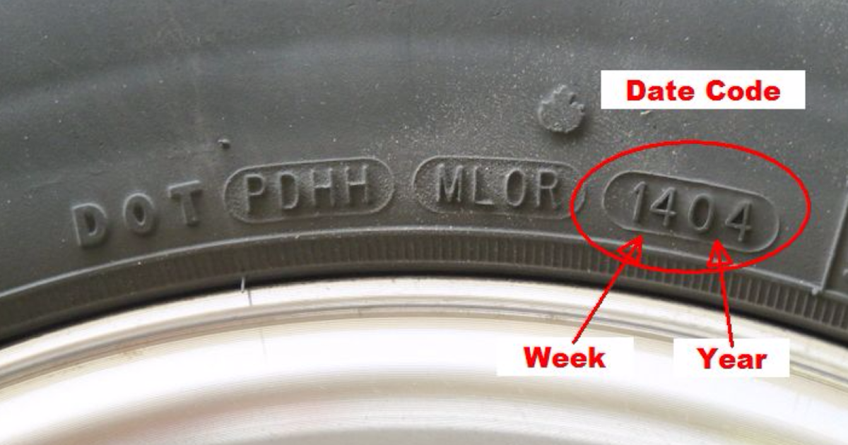 Где на шинах указан год выпуска фото. Дата производства шины Pirelli. Где указан год производства на шинах. Dot код шины. Дата производства резины Pirelli.