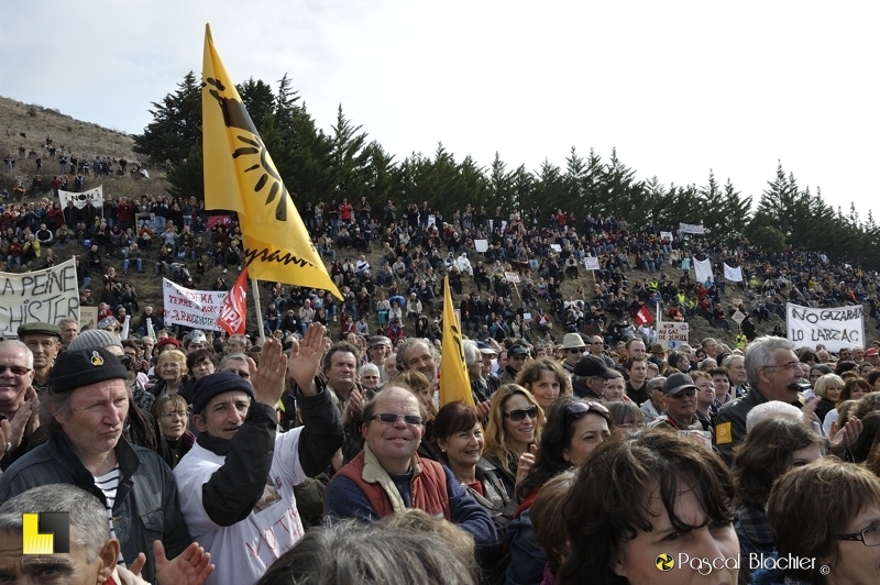 la foule manifestation contre le gaz de schiste villeneuve de berg photo pascal blachier
