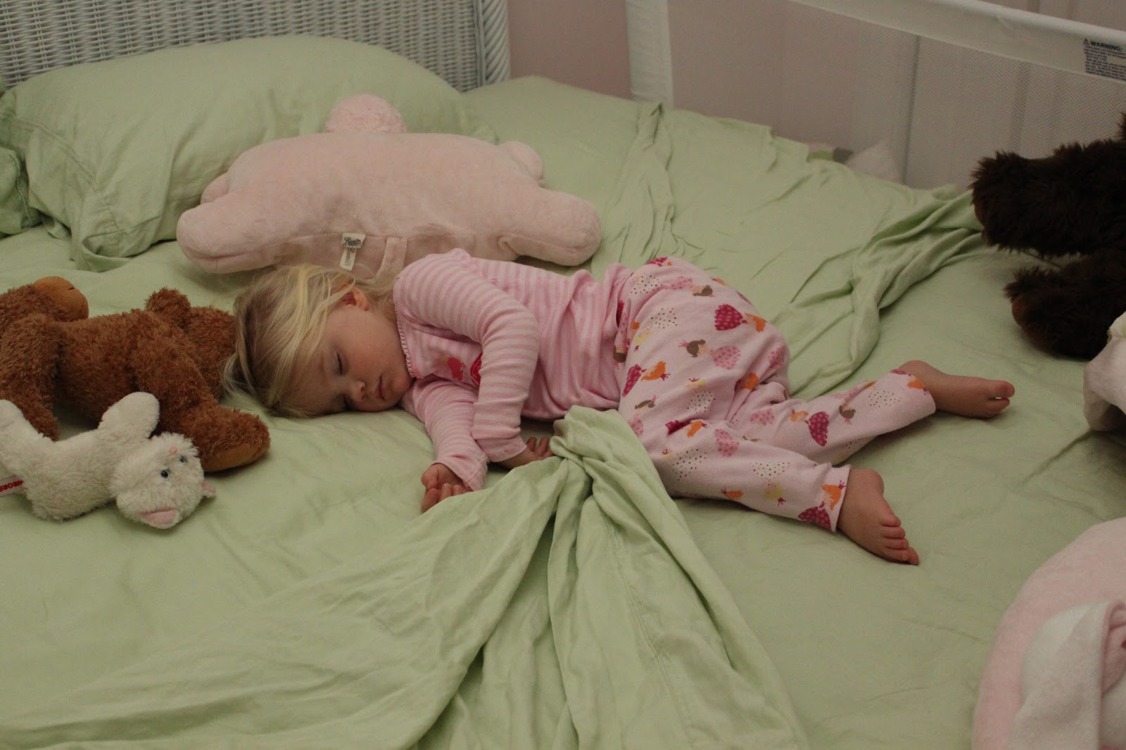 Sleep on dear little child. Слип герл. Тодлер девочка. Кровать для тоддлера младенец ру. Девочка тоддлер в кровати.