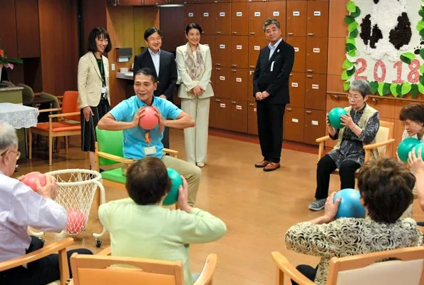 Crown Prince Naruhito and Crown Princess Masako visited a senior service center in Sumida for Elders Day
